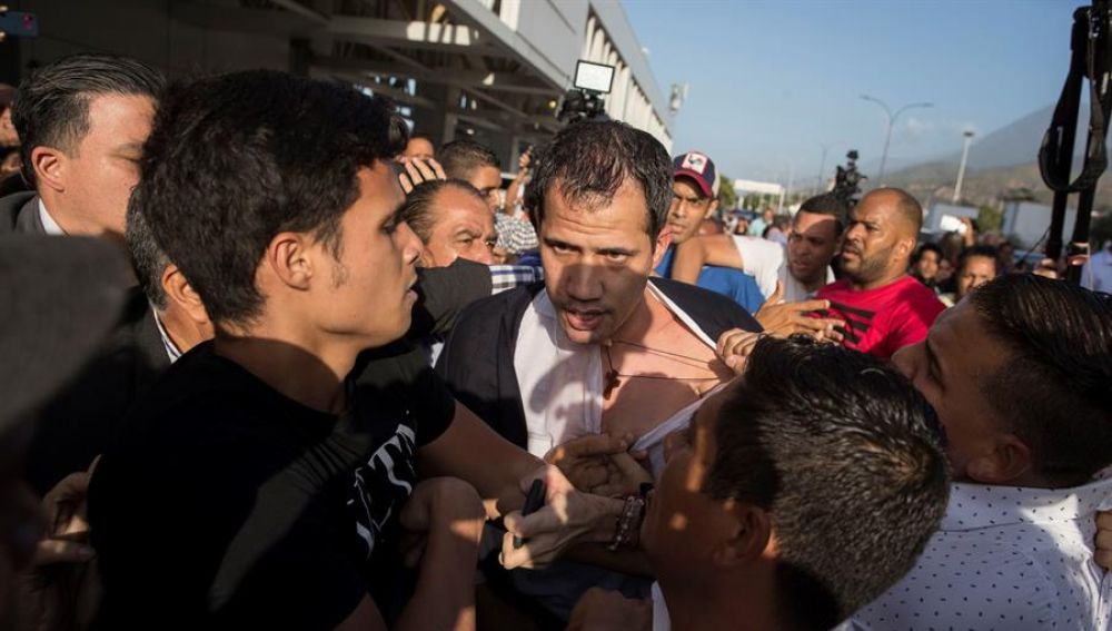 Juan Guaidó, tras haber sido golpeado en Barajas