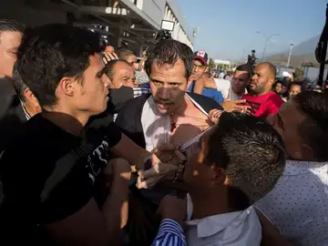 Juan Guaidó, tras haber sido golpeado en Barajas Juan Guaidó, tras haber sido golpeado en Barajas