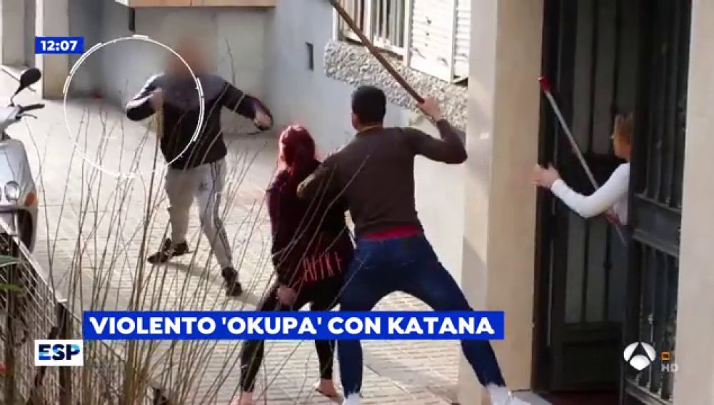Vecinos de un barrio de Sevilla, atermorizados por un okupa que les amenaza con una katana