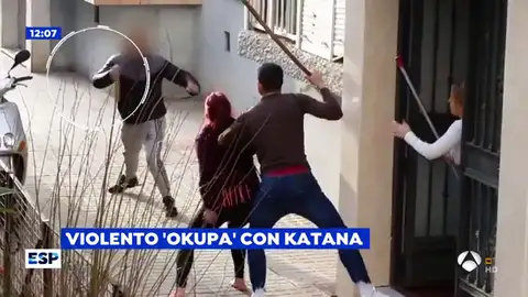 Vecinos de un barrio de Sevilla, atermorizados por un okupa que les amenaza con una katana Vecinos de un barrio de Sevilla, atermorizados por un okupa que les amenaza con una katana