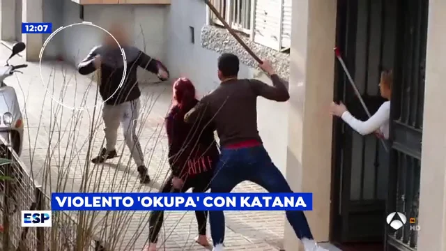Vecinos de un barrio de Sevilla, atermorizados por un okupa que les amenaza con una katana