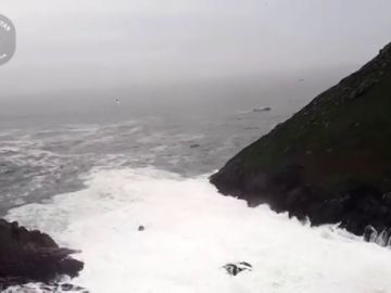 Buscan a un marinero en la isla de Ons tras volcar su barco