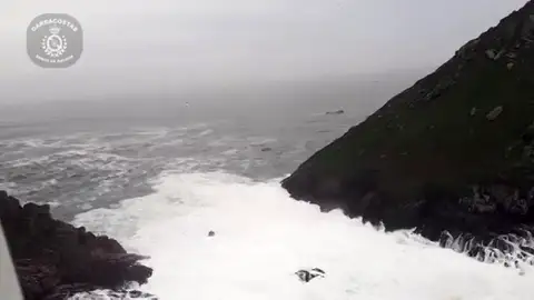Buscan a un marinero en la isla de Ons tras volcar su barco Buscan a un marinero en la isla de Ons tras volcar su barco