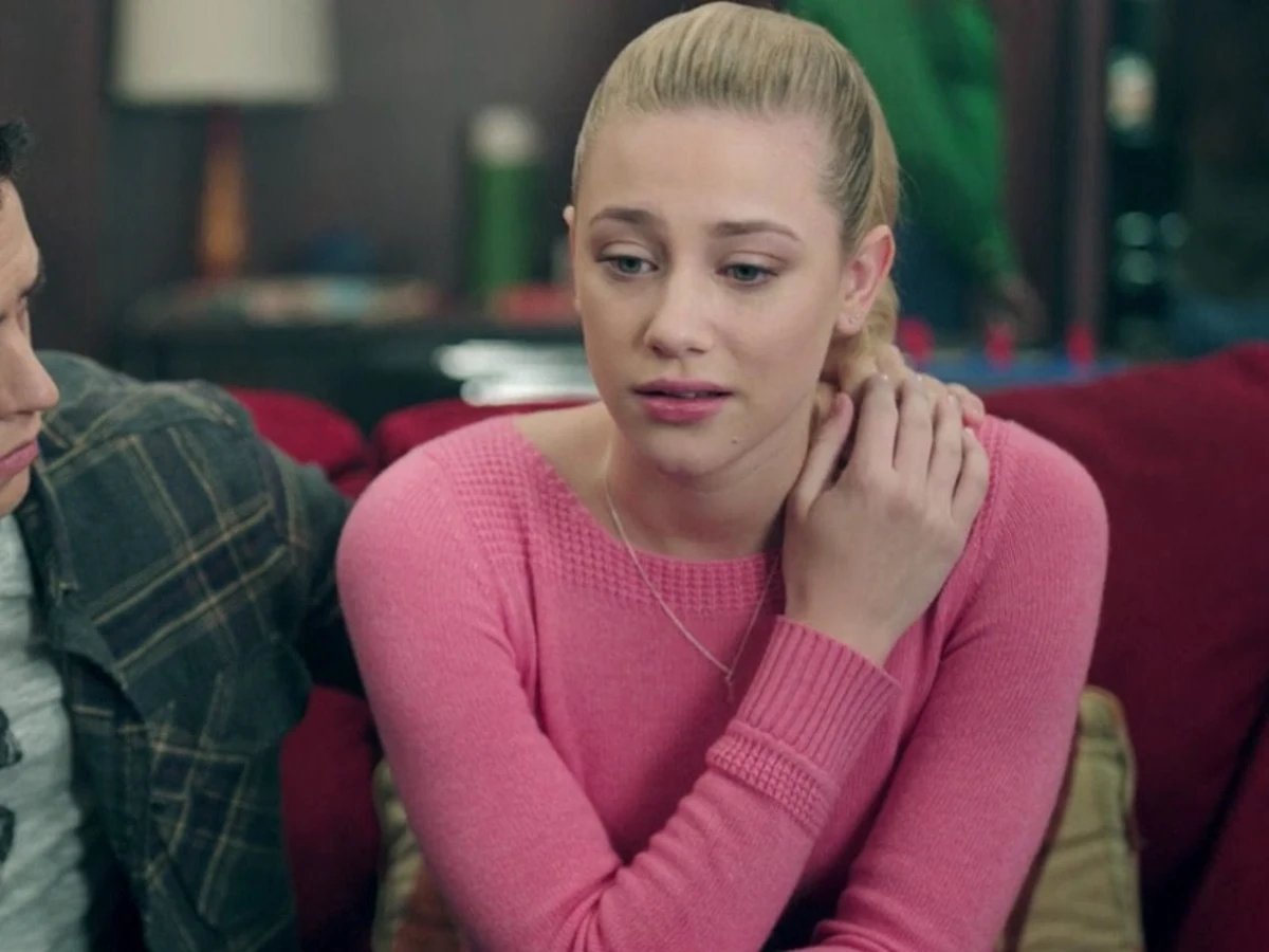 Lili Reinhart defiende su infidelidad a Jughead (Cole Sprouse) en 'Riverdale' con Archie (KJ Apa) Lili Reinhart defiende su infidelidad a Jughead (Cole Sprouse) en 'Riverdale' con Archie (KJ Apa)