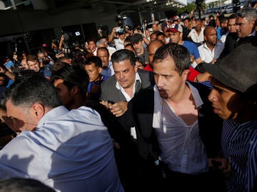 Golpean a Guaidó a su llegada al aeropuerto de Carcas
