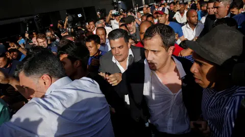 Golpean a Guaidó a su llegada al aeropuerto de Carcas Golpean a Guaidó a su llegada al aeropuerto de Carcas