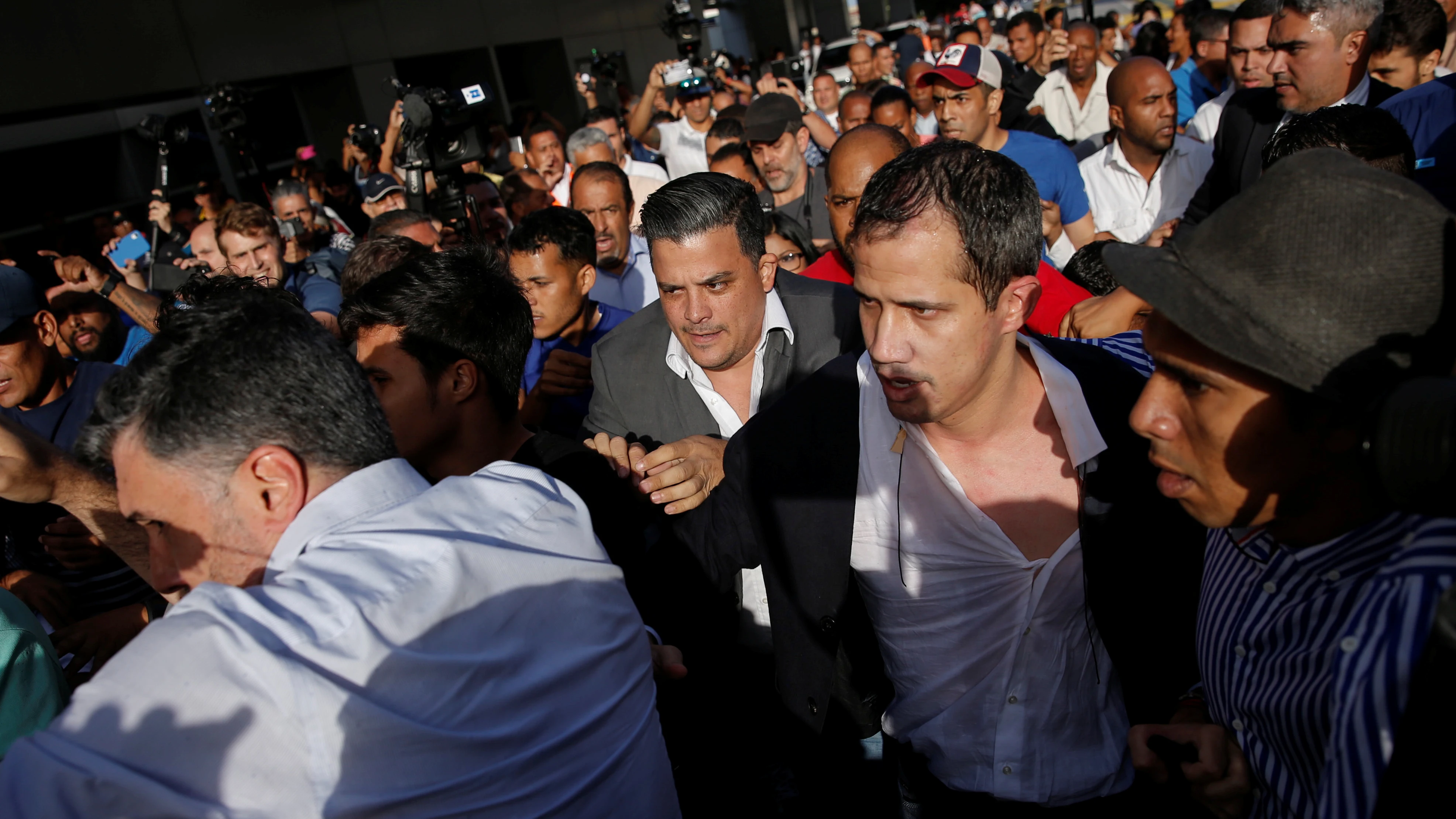 Golpean a Guaidó a su llegada al aeropuerto de Carcas Golpean a Guaidó a su llegada al aeropuerto de Carcas