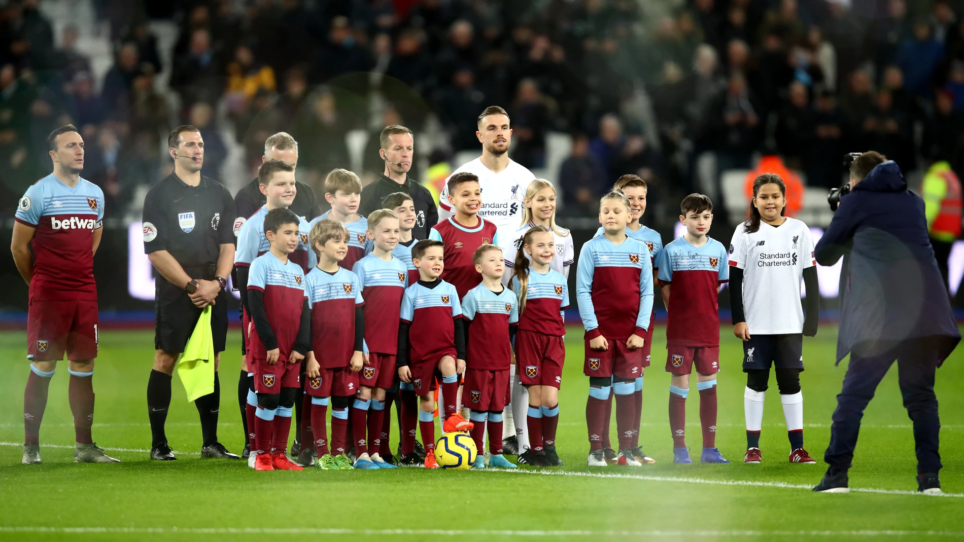 Algunos clubes de la Premier cobran para que los niños salten al campo de la mano de los jugadores Algunos clubes de la Premier cobran para que los niños salten al campo de la mano de los jugadores