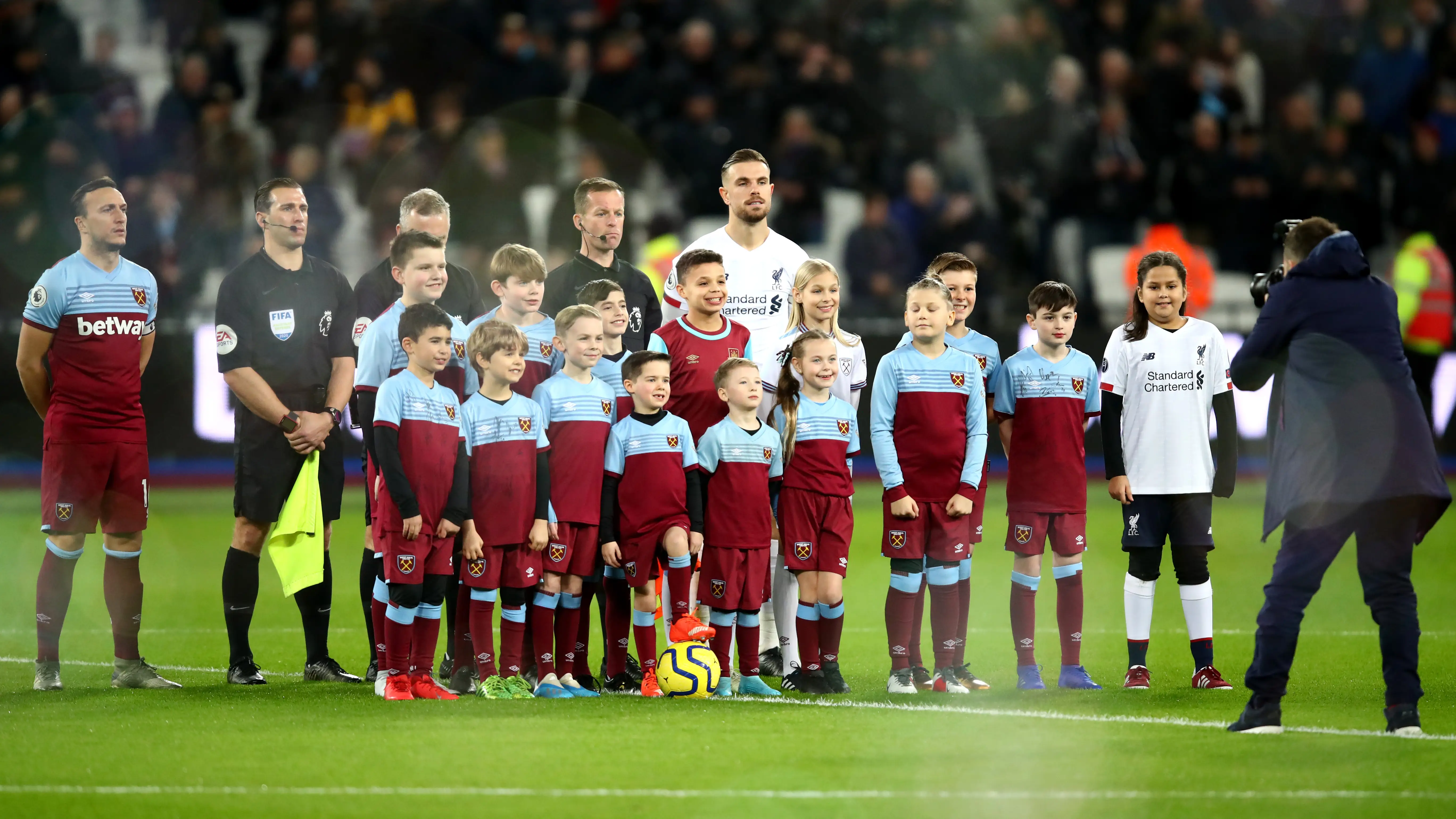 Algunos clubes de la Premier cobran para que los ni&ntilde;os salten al campo de la mano de los jugadores