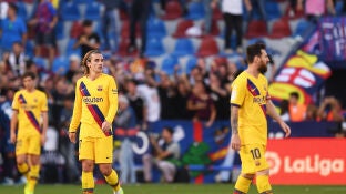 Griezmann, durante un partido del Bar&ccedil;a, busca con la mirada a Messi