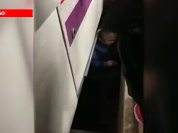 Un hombre es rescatado por un grupo de viajeros al caer a las vías del cercanías de Madrid Un hombre es rescatado por un grupo de viajeros al caer a las vías del cercanías de Madrid