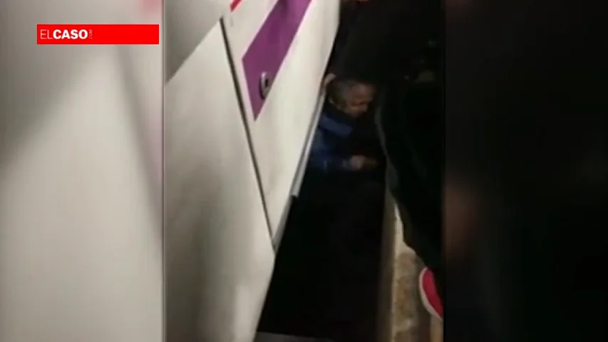Un hombre es rescatado por un grupo de viajeros al caer a las v&iacute;as del cercan&iacute;as de Madrid 