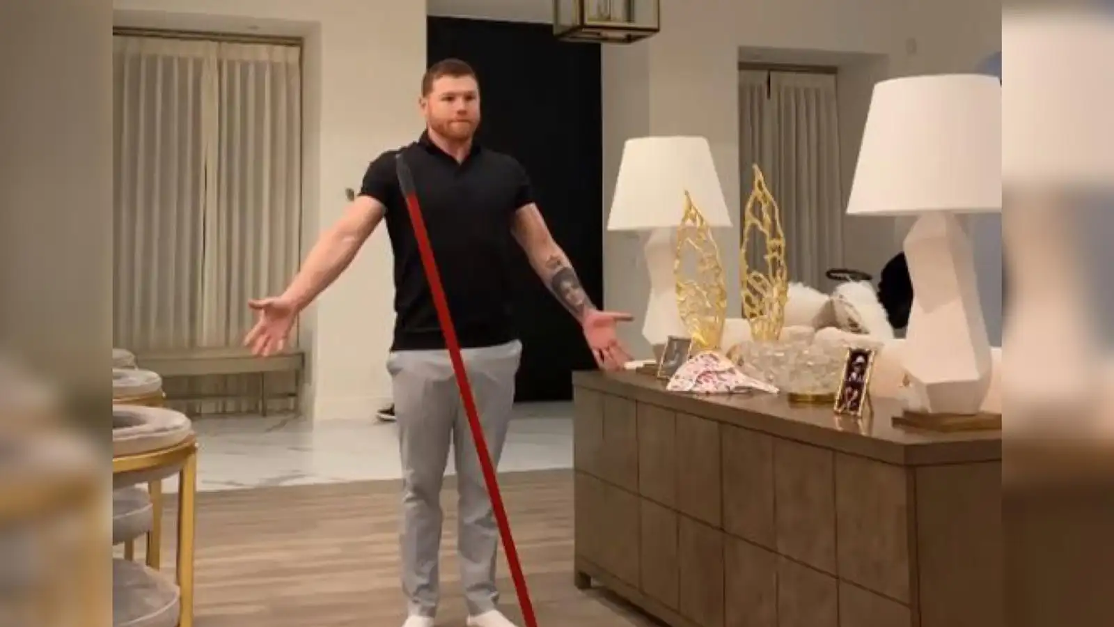 'Broom Challenge': así el reto de la escoba al que se apuntan los famosos 'Broom Challenge': así el reto de la escoba al que se apuntan los famosos