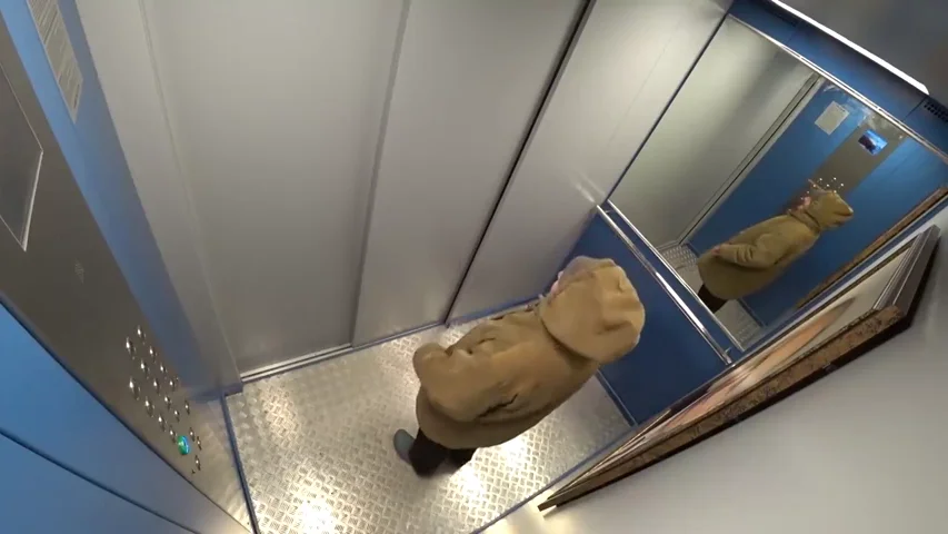Cuelga un retrato de Putin en un ascensor y graba las reacciones de los vecinos