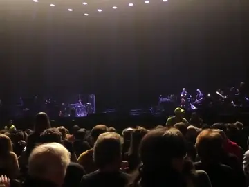 REEMPLAZO: Sabina cae del escenario durante su concierto en el Wizink Center de Madrid con Serrat REEMPLAZO: Sabina cae del escenario durante su concierto en el Wizink Center de Madrid con Serrat