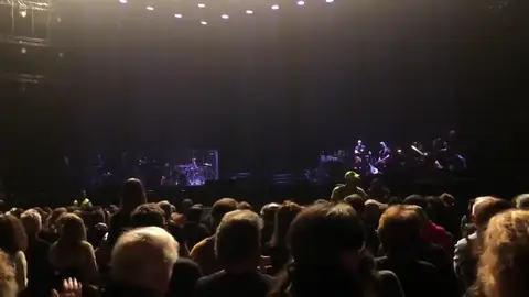 REEMPLAZO: Sabina cae del escenario durante su concierto en el Wizink Center de Madrid con Serrat REEMPLAZO: Sabina cae del escenario durante su concierto en el Wizink Center de Madrid con Serrat
