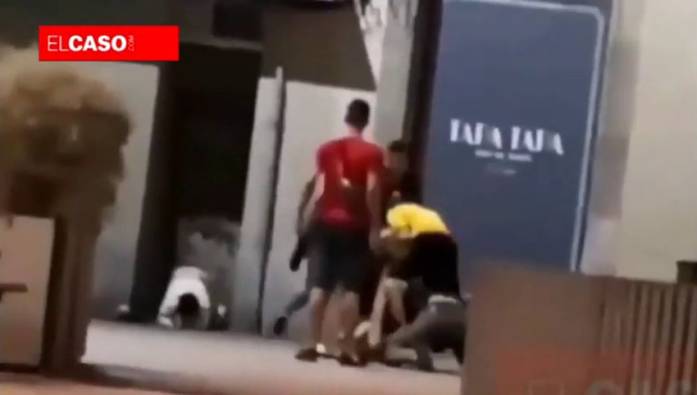 Una pareja es sorprendida por una pelea de jóvenes mientras practicaban sexo en la calle