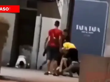 Una pareja es sorprendida por una pelea de jóvenes mientras practicaban sexo en la calle Una pareja es sorprendida por una pelea de jóvenes mientras practicaban sexo en la calle