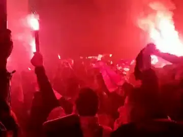 El espectacular recibimiento de la afición del Athletic al autobús del equipo antes de la semifinal de la Copa del Rey El espectacular recibimiento de la afición del Athletic al autobús del equipo antes de la semifinal de la Copa del Rey