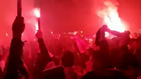El espectacular recibimiento de la afición del Athletic al autobús del equipo antes de la semifinal de la Copa del Rey El espectacular recibimiento de la afición del Athletic al autobús del equipo antes de la semifinal de la Copa del Rey