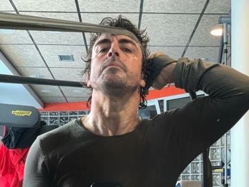 Fernando Alonso ejercitándose en el gimnasio