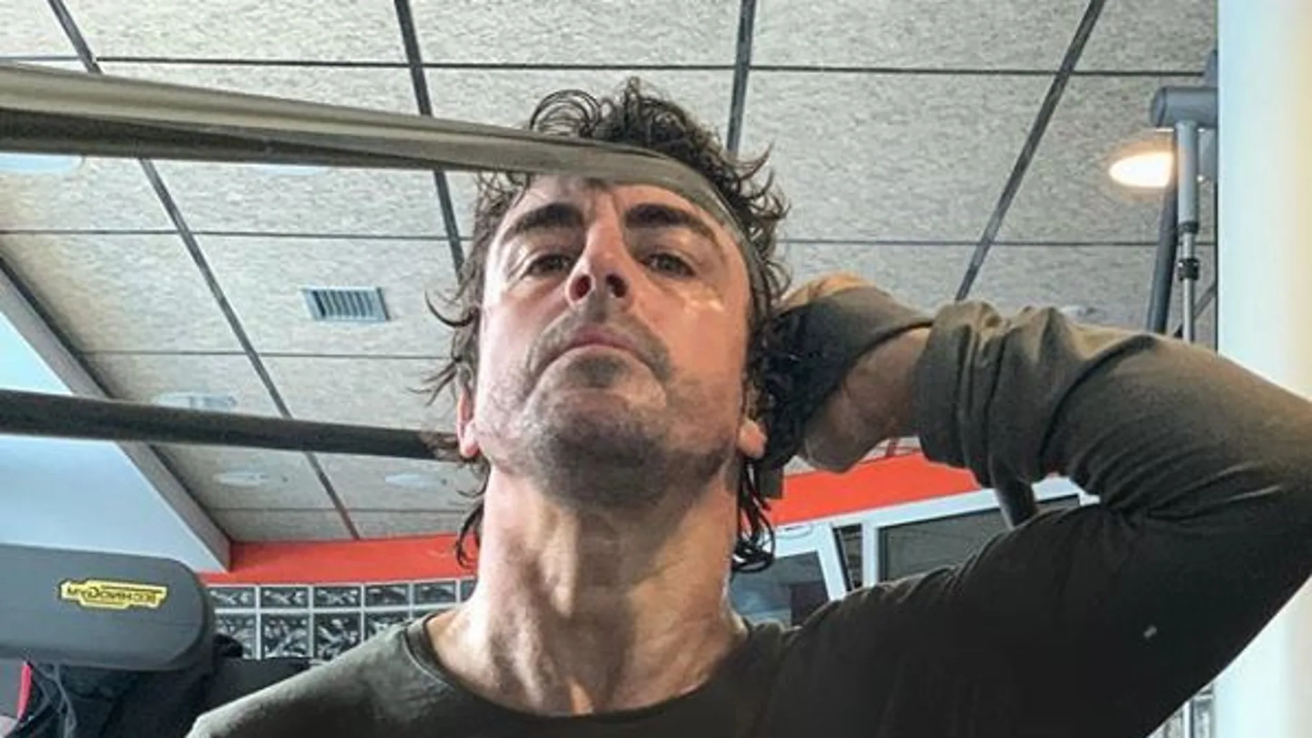 Fernando Alonso ejercitándose en el gimnasio Fernando Alonso ejercitándose en el gimnasio