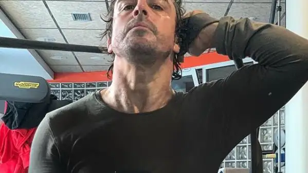 Fernando Alonso ejercit&aacute;ndose en el gimnasio