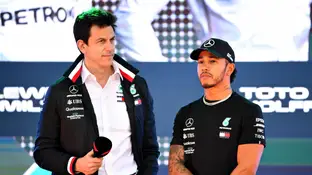 Hamilton y Toto Wolff durante un acto de Mercedes Hamilton y Toto Wolff durante un acto de Mercedes
