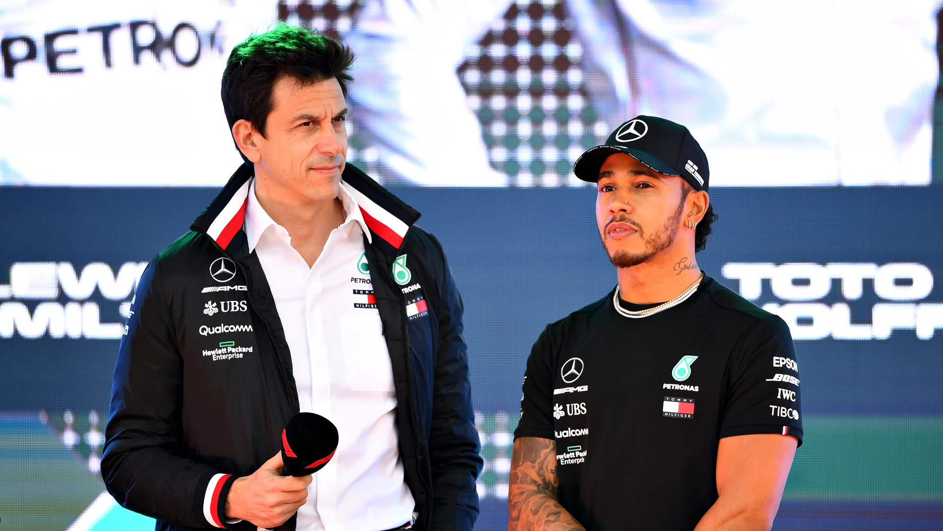 Hamilton y Toto Wolff durante un acto de Mercedes Hamilton y Toto Wolff durante un acto de Mercedes