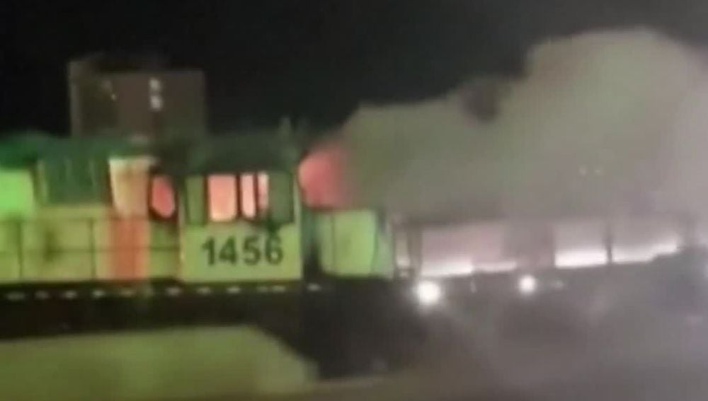 Roban e incendian un tren de mercancías en Chile