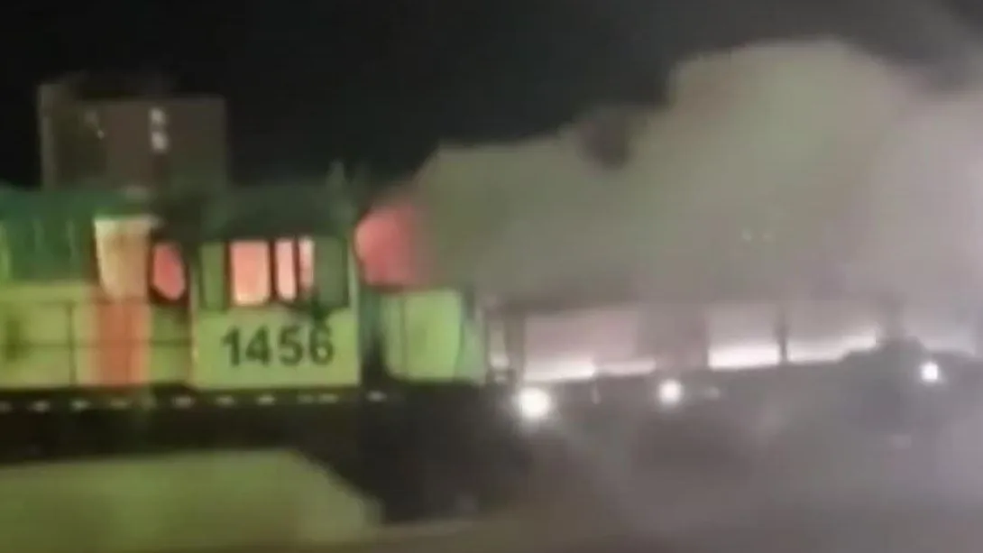 Roban e incendian un tren de mercancías en Chile Roban e incendian un tren de mercancías en Chile