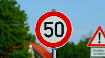Señal de tráfico, límite 50 km/h
