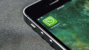 Icono de WhatsApp en el m&oacute;vil