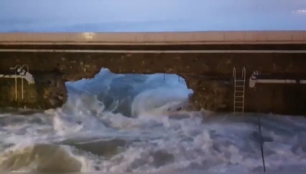 El fuerte oleaje en San Sebastián provoca un agujero de 12 metros en el espigón de Zarauz y derriba 55 metros de muro 