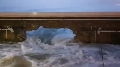 El fuerte oleaje en San Sebastián provoca un agujero de 12 metros en el espigón de Zarauz y derriba 55 metros de muro El fuerte oleaje en San Sebastián provoca un agujero de 12 metros en el espigón de Zarauz y derriba 55 metros de muro