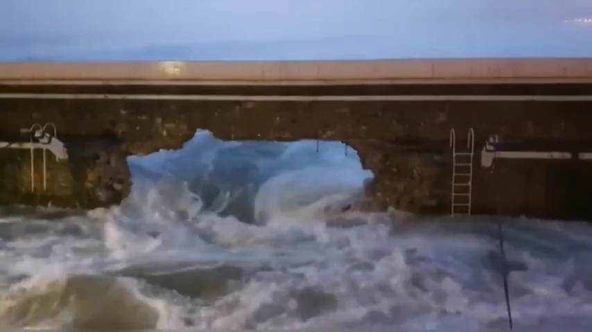 El fuerte oleaje en San Sebastián provoca un agujero de 12 metros en el espigón de Zarauz y derriba 55 metros de muro El fuerte oleaje en San Sebastián provoca un agujero de 12 metros en el espigón de Zarauz y derriba 55 metros de muro