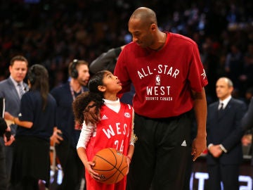 Kobe Bryant y su hija Gianna en en el All Star 2016