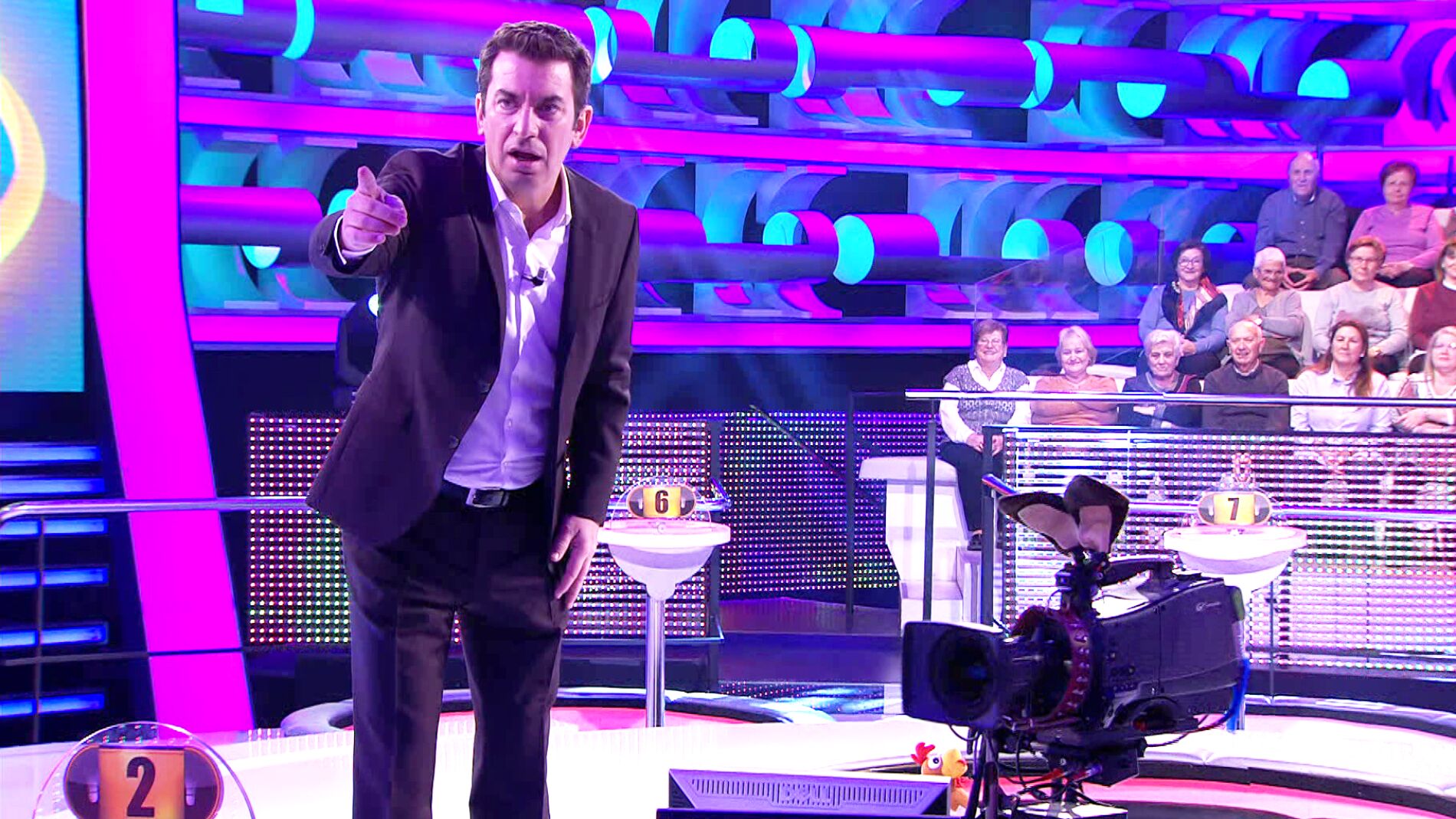 Arturo Valls conoce al hijo de Perri, la c&aacute;mara m&aacute;s revoltosa de '&iexcl;Ahora caigo!'