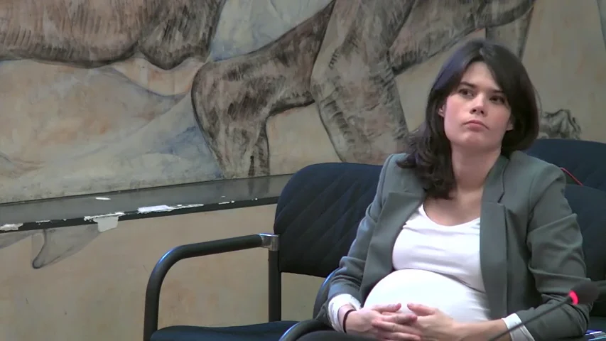 La portavoz de Podemos en la Asamblea de Madrid, Isa Serra, se sienta en el banquillo por agresiones a la policía en un desahucio La portavoz de Podemos en la Asamblea de Madrid, Isa Serra, se sienta en el banquillo por agresiones a la policía en un desahucio