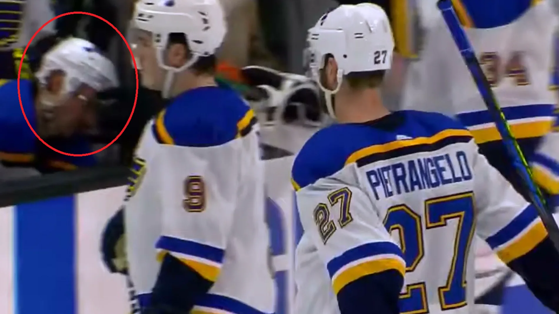 Momento en el que el jugador de los St. Louis Blues se desploma Momento en el que el jugador de los St. Louis Blues se desploma