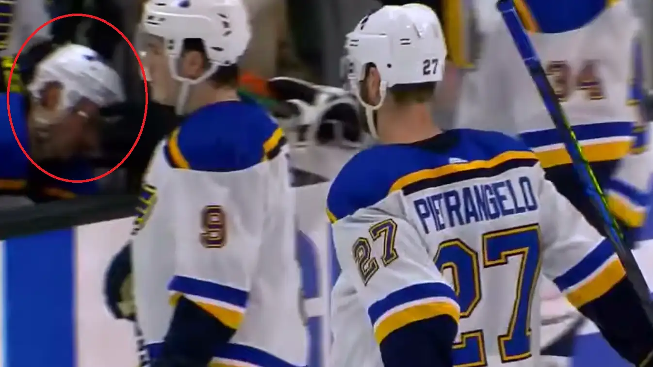 Momento en el que el jugador de los St. Louis Blues se desploma