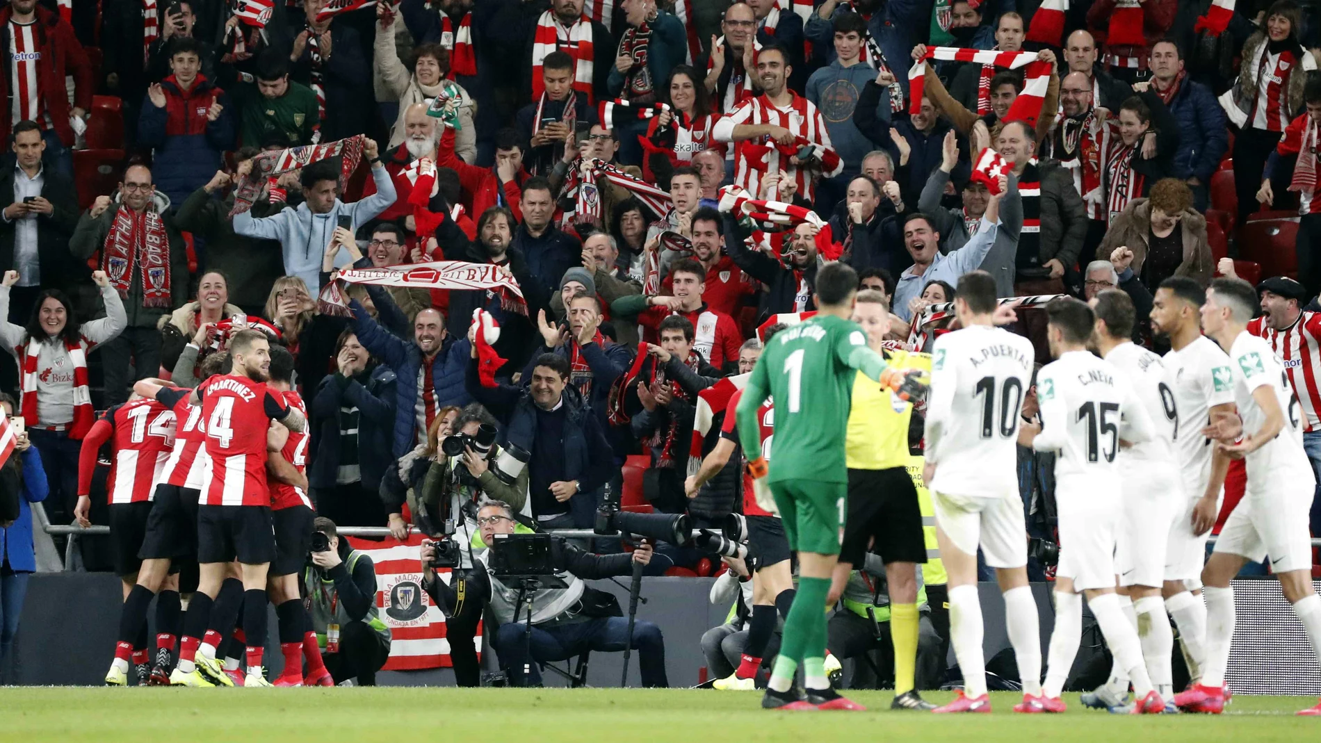 Iker Muniain celebra su gol ante el Granada Iker Muniain celebra su gol ante el Granada
