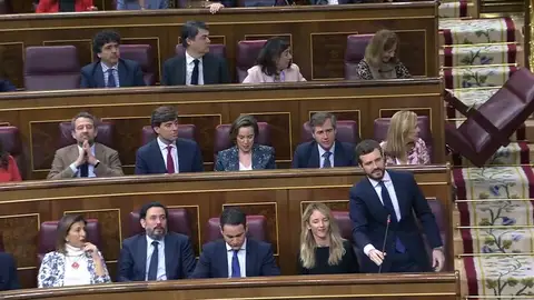 Anécdota en el Congreso: Cae un escaño de la bancada popular nada más comenzar el pleno Anécdota en el Congreso: Cae un escaño de la bancada popular nada más comenzar el pleno