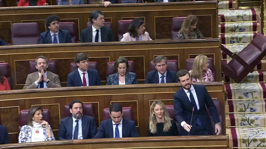 An&eacute;cdota en el Congreso: Cae un esca&ntilde;o de la bancada popular nada m&aacute;s comenzar el pleno