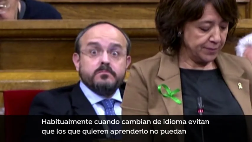 Las caras de asombro de Alejandro Fern&aacute;ndez cuando la alcaldesa de Vic diferencia entre catalanohablantes y los dem&aacute;s
