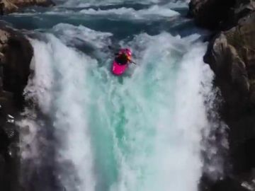 El kayakista Dane Jackson se juega la vida en un espeluznante descenso por una gran cascada en Chile