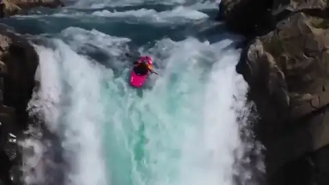 El kayakista Dane Jackson se juega la vida en un espeluznante descenso por una gran cascada en Chile El kayakista Dane Jackson se juega la vida en un espeluznante descenso por una gran cascada en Chile