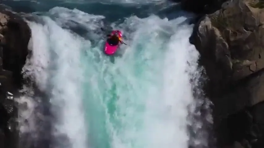 El kayakista Dane Jackson se juega la vida en un espeluznante descenso por una gran cascada en Chile El kayakista Dane Jackson se juega la vida en un espeluznante descenso por una gran cascada en Chile