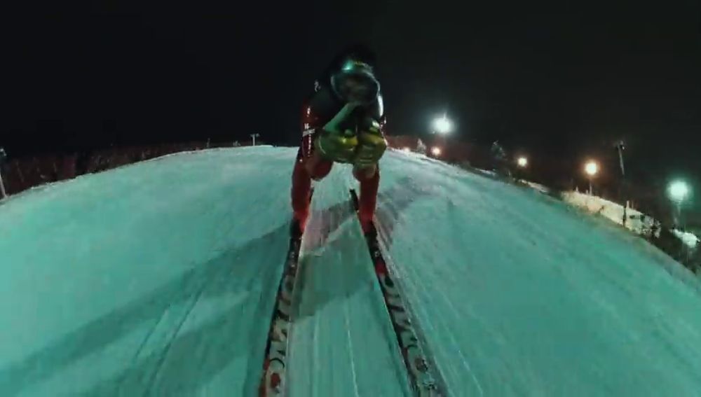 Jan Farrell se pone a 155 km/h en la primera competición de Speed Ski nocturna de la historia