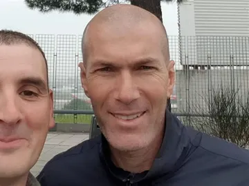 Ignacio Fernández se hace una selfie con Zidane tras el accidente de tráfico Ignacio Fernández se hace una selfie con Zidane tras el accidente de tráfico